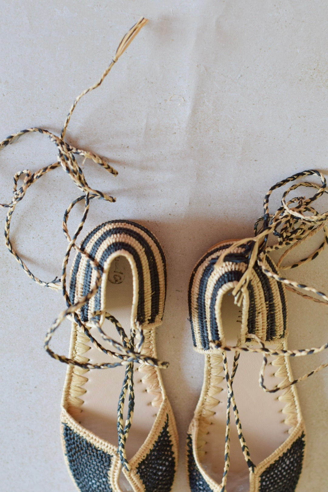 SANDALIAS TULUM - NEGRO Y CRUDO