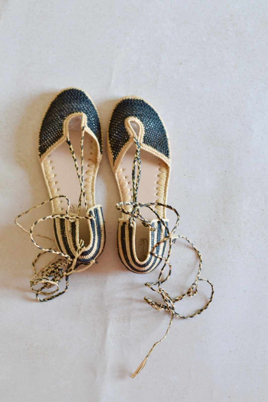 SANDALIAS TULUM - NEGRO Y CRUDO