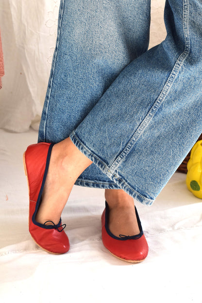 BAILARINAS ROJAS CON AZUL MARINO