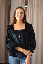 Cargar imagen en el visor de la galería, BLUSA CLAUDIA - TERCIOPELO NEGRA -
