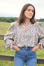 Load image into Gallery viewer, Blusa con Flores Azules
