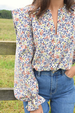 Load image into Gallery viewer, Blusa con Flores Azules
