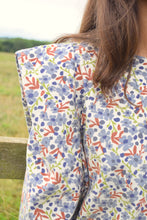 Load image into Gallery viewer, Blusa con Flores Azules
