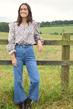 Load image into Gallery viewer, Blusa con Flores Azules
