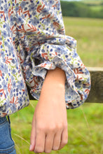 Load image into Gallery viewer, Blusa con Flores Azules
