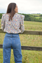 Load image into Gallery viewer, Blusa con Flores Azules
