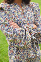 Load image into Gallery viewer, Blusa con Flores Azules
