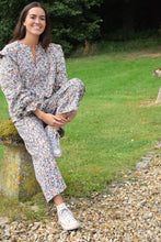 Load image into Gallery viewer, Blusa con Flores Azules
