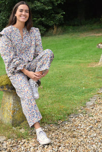 Blusa con Flores Azules