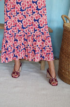 Cargar imagen en el visor de la galería, VESTIDO ALEJANDRA - FLORES FUCSIA -
