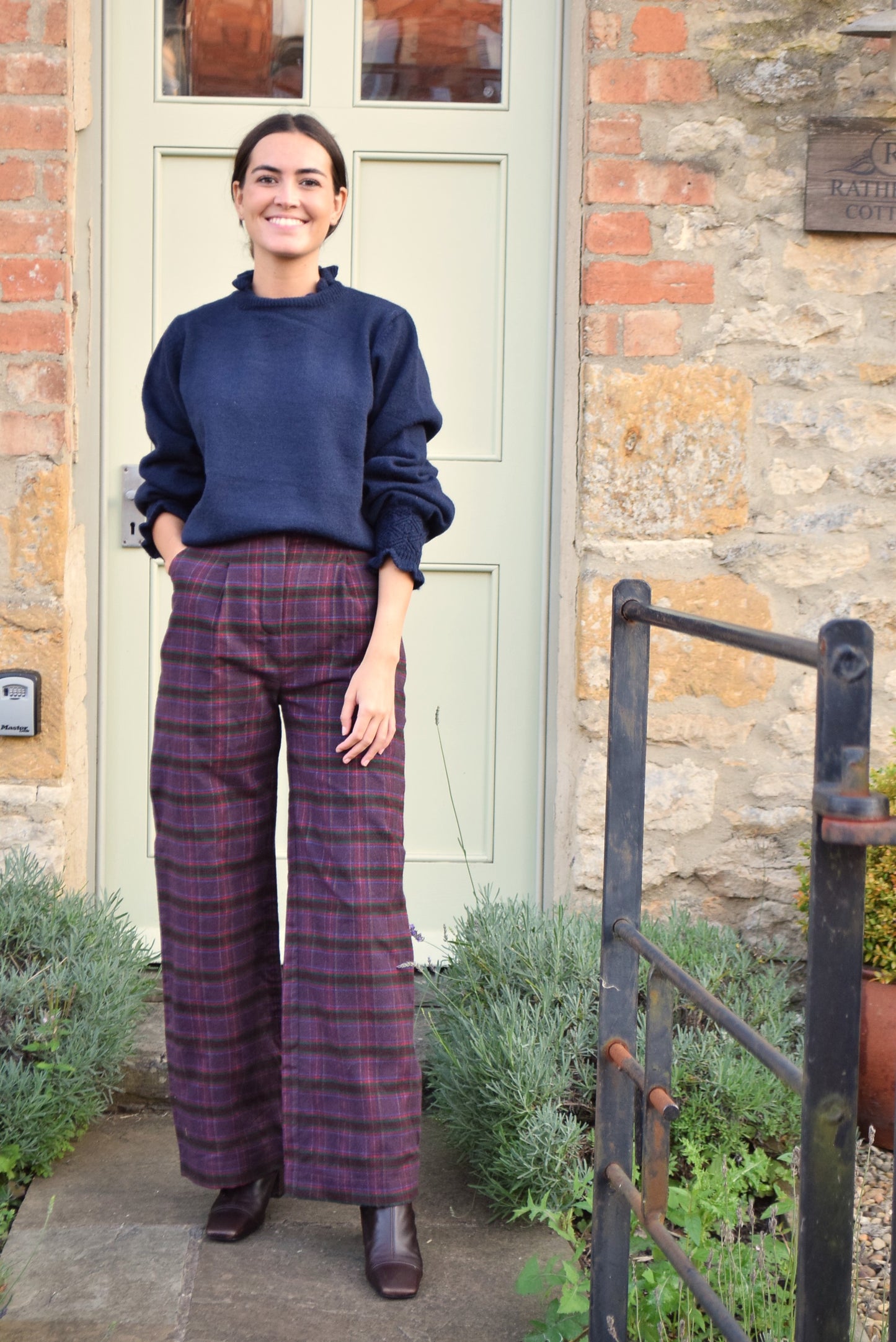 Pantalones de tiro alto y pierna ancha.