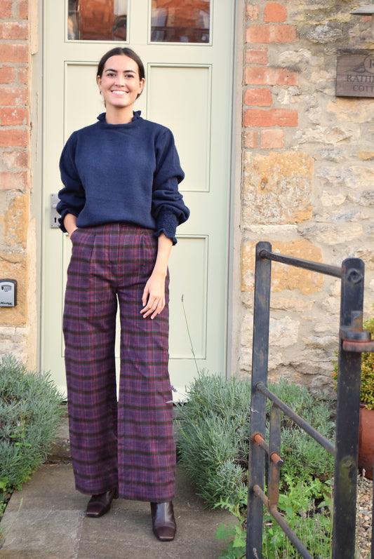 Pantalones de tiro alto y pierna ancha.