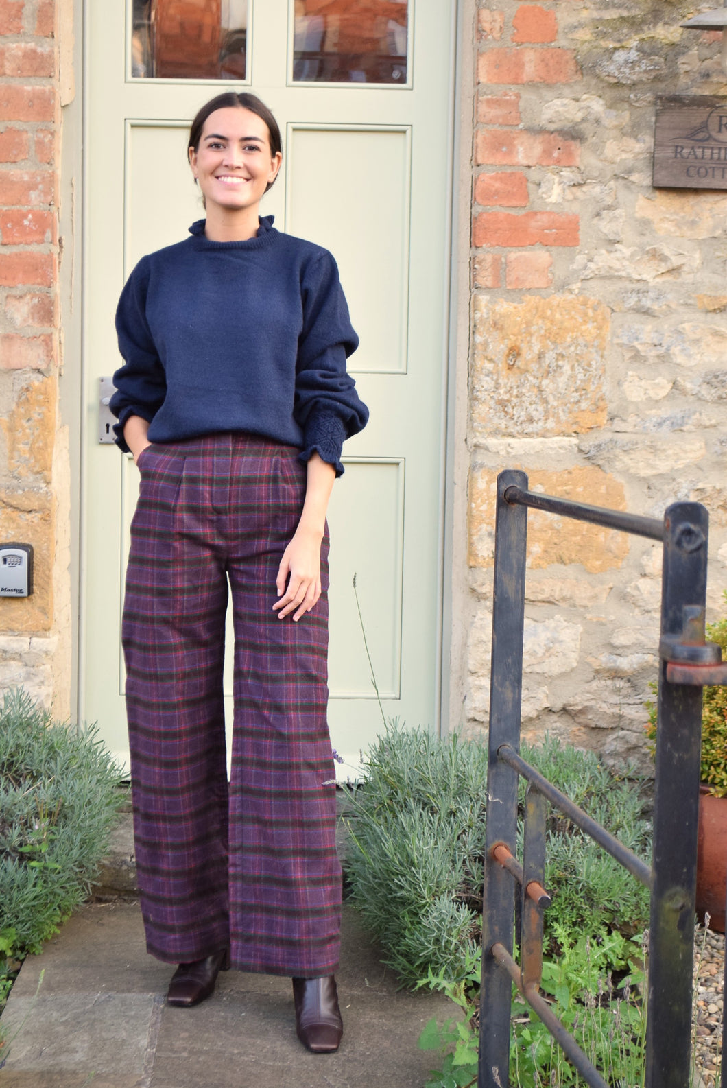 Pantalones de tiro alto y pierna ancha.