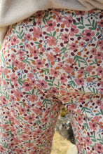 Load image into Gallery viewer, Pantalones de pana con flores rosa
