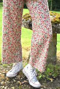 Pantalones de pana con flores rosa