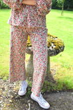Load image into Gallery viewer, Pantalones de pana con flores rosa
