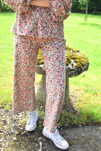 Pantalones de pana con flores rosa
