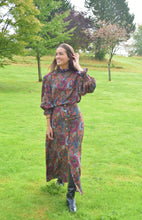 Load image into Gallery viewer, FALDA ANA - FLORES GRANATES -
