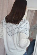 Load image into Gallery viewer, JERSEY VEGA - BLANCO CON GRIS -
