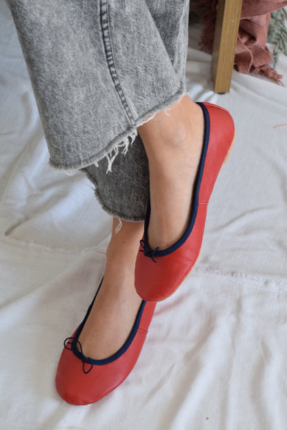 BAILARINAS ROJAS CON AZUL MARINO