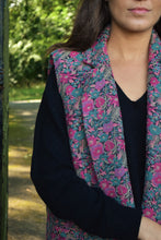 Cargar imagen en el visor de la galería, CHALECO SIMONETA LARGO - FLORES ROSA -
