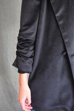 Cargar imagen en el visor de la galería, CHAQUETA NONA - TERCIOPELO NEGRO -

