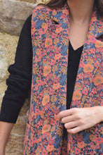 Cargar imagen en el visor de la galería, CHALECO SIMONETA LARGO - FLORES NARANJA -
