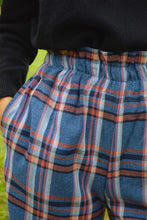 Cargar imagen en el visor de la galería, PANTALONES LUCÍA - ESCOCÉS AZUL -
