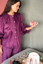 Cargar imagen en el visor de la galería, BLUSA ISABEL - TERCIOPELO BERENJENA -
