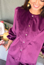 Cargar imagen en el visor de la galería, BLUSA ISABEL - TERCIOPELO BERENJENA -
