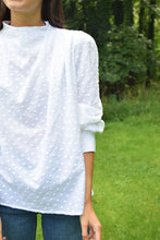 Cargar imagen en el visor de la galería, BLUSA MICAELA - PLUMETI BLANCA
