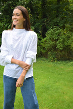 Cargar imagen en el visor de la galería, BLUSA MICAELA - PLUMETI BLANCA
