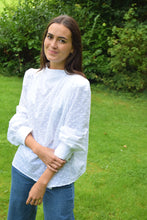 Cargar imagen en el visor de la galería, BLUSA MICAELA - PLUMETI BLANCA
