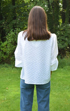 Cargar imagen en el visor de la galería, BLUSA MICAELA - PLUMETI BLANCA
