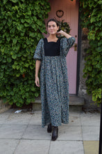 Load image into Gallery viewer, VESTIDO SIMONETA - FLORES AZUL  - PREORDER 28 SEPTIEMBRE
