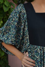 Load image into Gallery viewer, VESTIDO SIMONETA - FLORES AZUL  - PREORDER 28 SEPTIEMBRE

