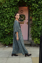 Load image into Gallery viewer, VESTIDO SIMONETA - FLORES AZUL  - PREORDER 28 SEPTIEMBRE
