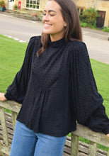 Cargar imagen en el visor de la galería, BLUSA MENCÍA - PLUMETI NEGRA
