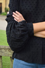Cargar imagen en el visor de la galería, BLUSA MENCÍA - PLUMETI NEGRA
