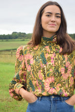 Cargar imagen en el visor de la galería, BLUSA VICTORIA - FLORES VERDE -
