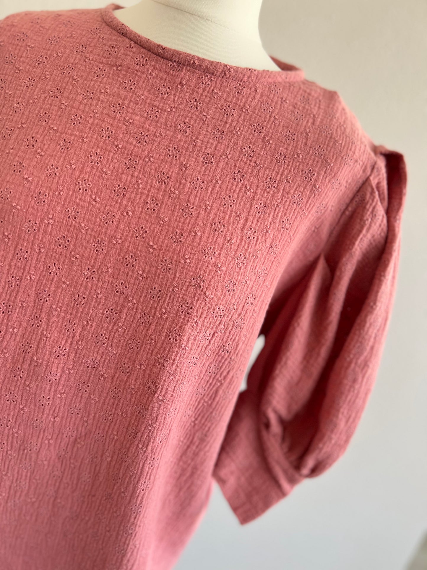 BLUSA FEDERICA - BORDADA ROSA