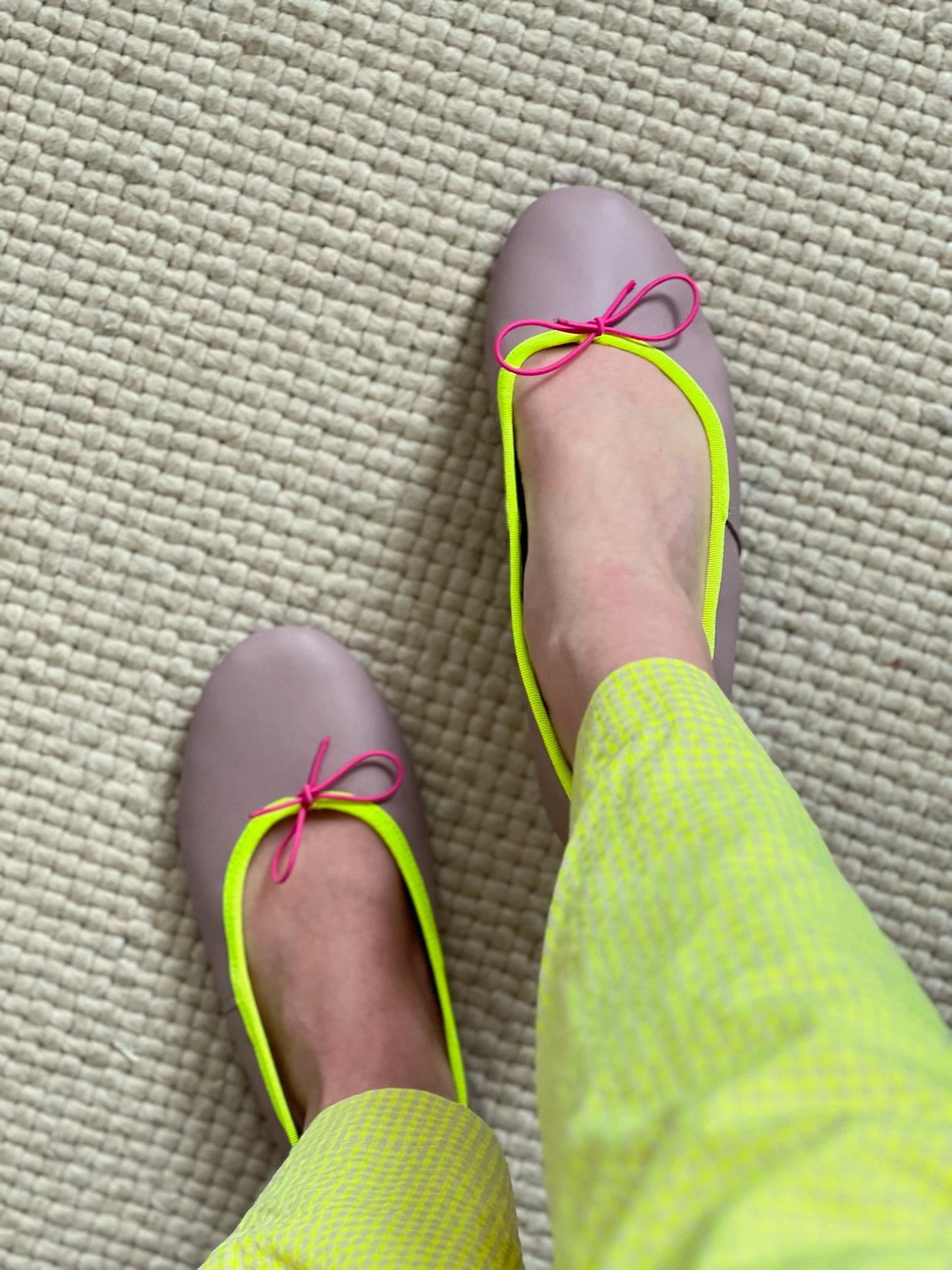 Mauve ballerinas with yellow fluorine