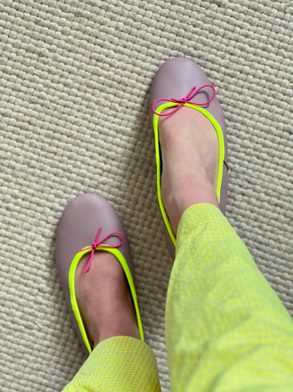 Mauve ballerinas with yellow fluorine