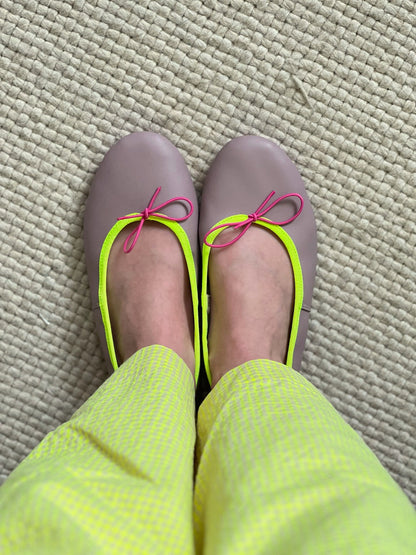 Mauve ballerinas with yellow fluorine