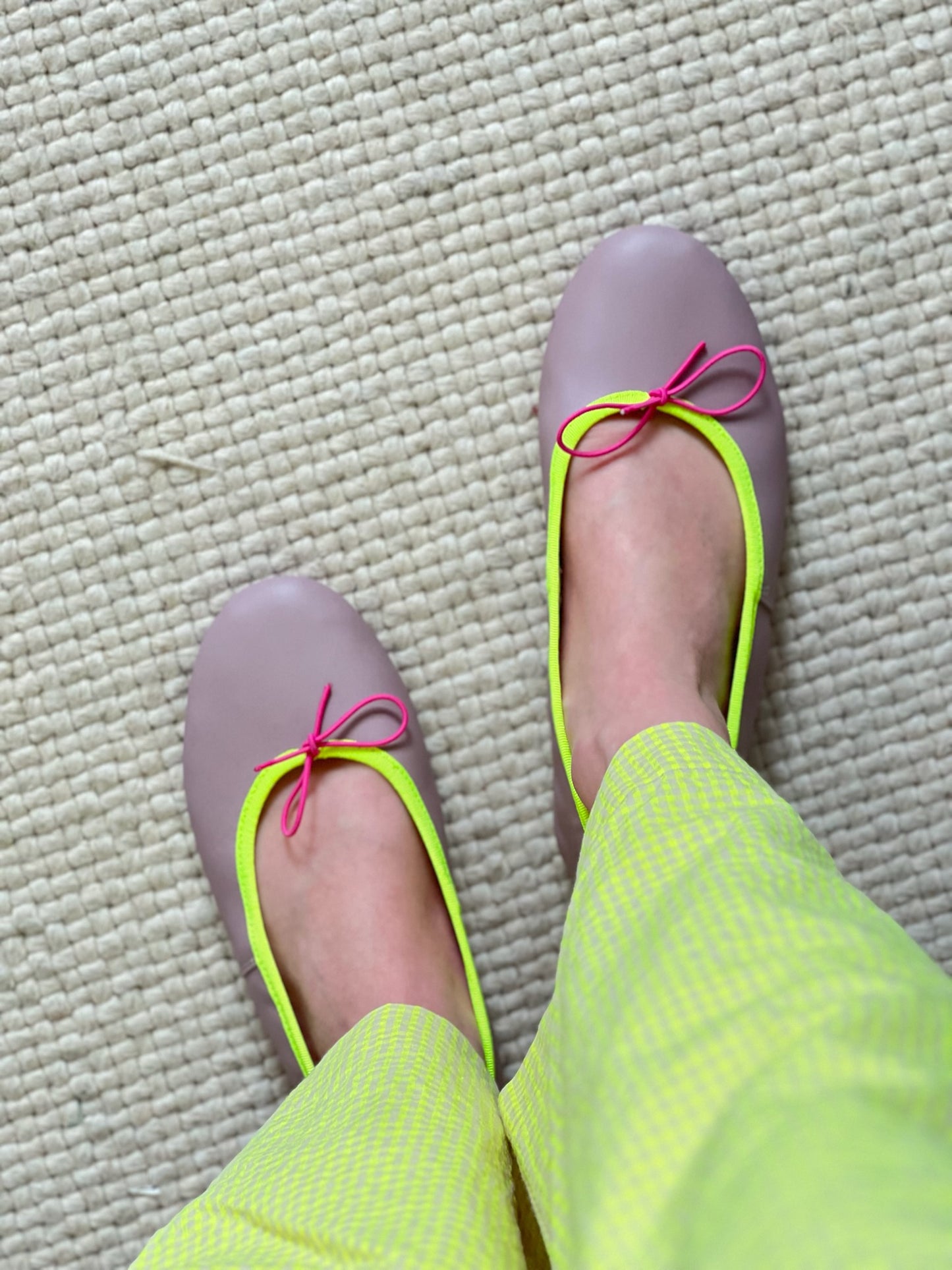 Mauve ballerinas with yellow fluorine