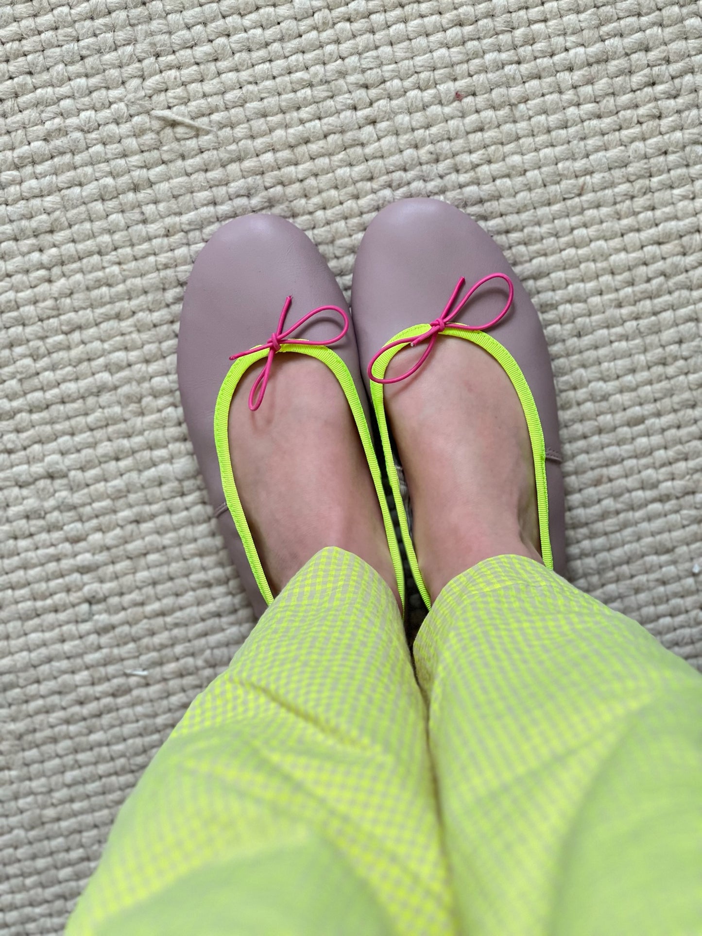 Mauve ballerinas with yellow fluorine