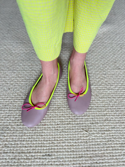 Mauve ballerinas with yellow fluorine