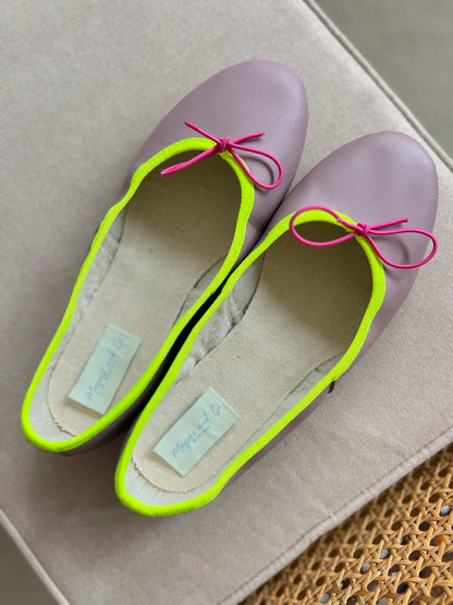 Mauve ballerinas with yellow fluorine