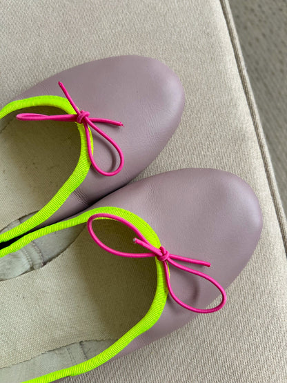 Mauve ballerinas with yellow fluorine