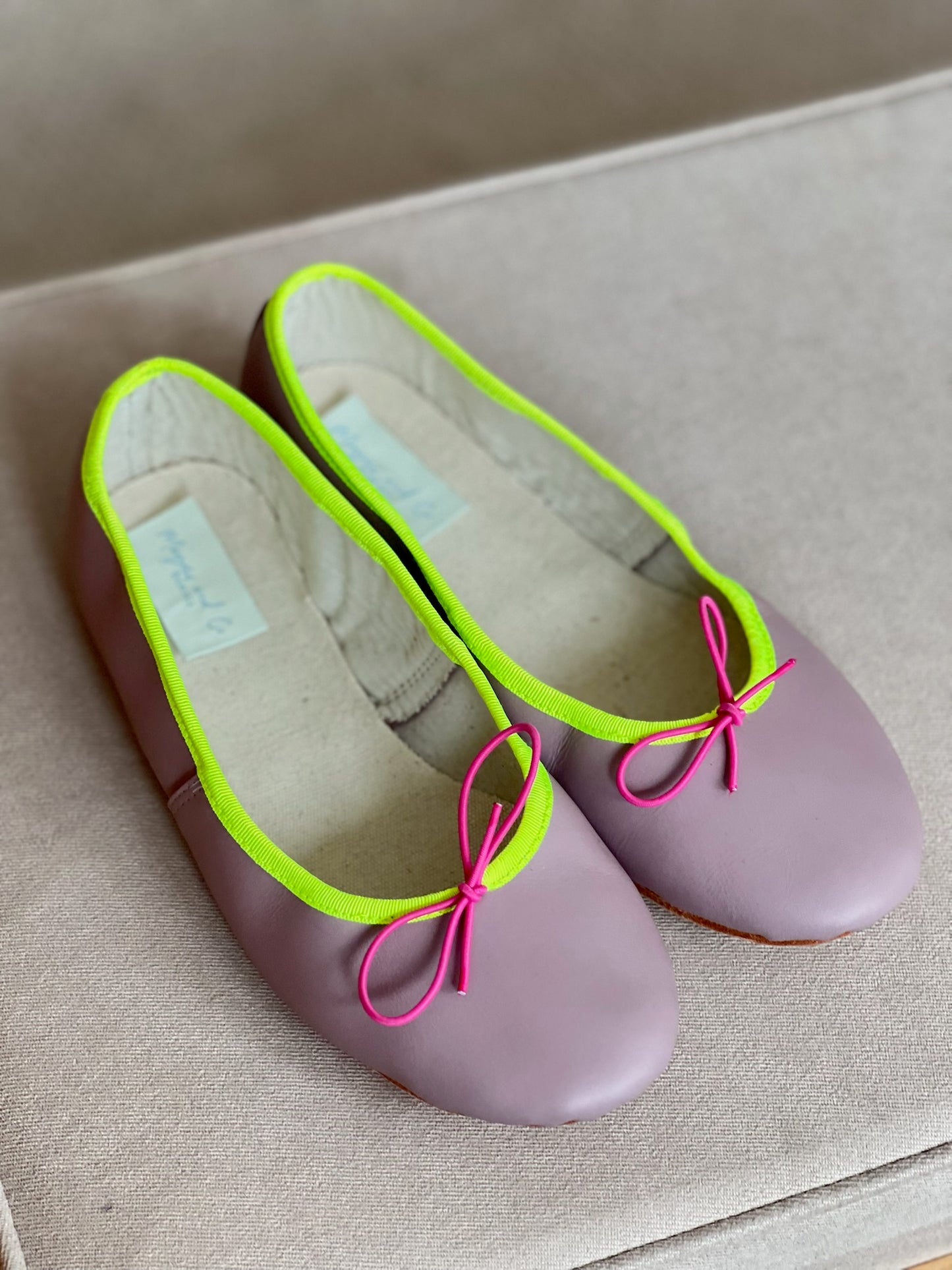 Mauve ballerinas with yellow fluorine